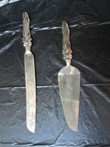 lot 167 image: VINTAGE CAKE SERVING SET