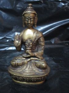 lot 170 image: BRASS BLESSING BUDDHA, 1lb 9 oz