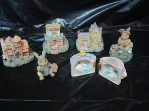 lot 173 image: COLLECTIBLE CERAMIC FIGUREINES AND MINI HOUSES