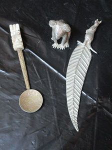 lot 174 image: PUERTO VALLARTA MARBLE & BRASS SPOON, PEWTER KOALA, KANGAROO ON A FEATHER