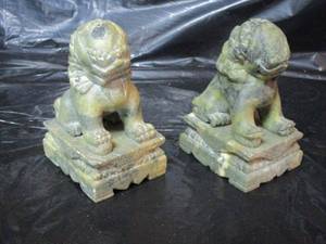 lot 175 image: 2 VINTAGE UNPOLISHED JADE CHINESE FOO DOG STATUES, COMBINED WEIGHT OF JADE IS 2 lb 8.1 oz