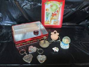 lot 176 image: VITNAGE TIN, VINTAGE BRASS CANDLE STICK HOLDER WITH HANDLE, COLLECTIBLES, KEY CHAINS W MIRROR