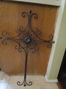 lot 179 image: METAL CROSS WALL HANGING DECOR