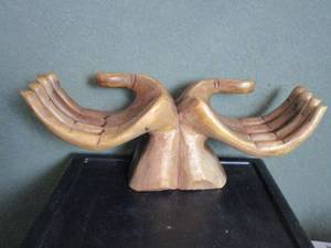 lot 186 image: HANDCRAFTED SCULPTURE OF WOODEN HANDS