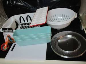 lot 325 image: STRAINER, MEASURING SPOONS, DISH RACK, MISC KITCHEN ITEMS