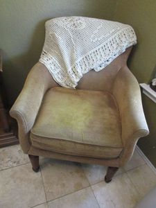 lot 109 image: ACCENT CHAIR WTHROW
