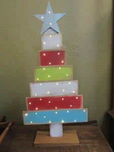 lot 112 image: WOOD XMAS TREE DECOR , LIGHTS UP BATTERY OPERATED