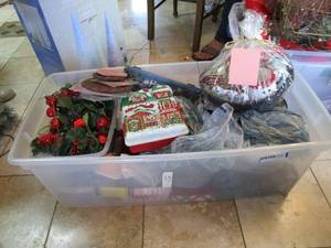 lot 117 image: TUB OF MISC XMAS ITEMS