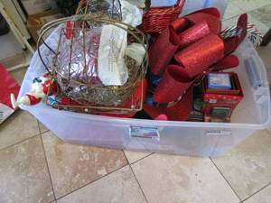 lot 118 image: XMAS ITEMS IN TUB