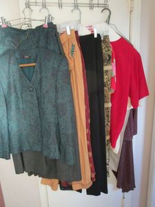 lot 220 image: ASSORTED WOMENS CLOTHING