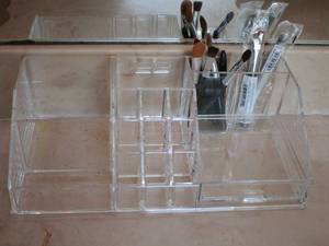 lot 235 image: ACRYLIC MAKEUP COUNTER ORGANIZER &amp MISC MAKEUP BRUSHES