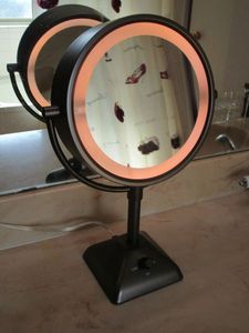 lot 237 image: LIGHT UP VANITY MIRROR, WORKING. HAS DUAL SIDES ONE SIDE IS MORE MAGNIFICATION.&nbsp
