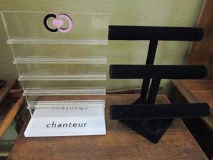 lot 238 image: BLACK VELOUR JEWELRYBRACELET 3 BAR STAND &amp JEWELRY RETAIL SWIVEL COUNTER TOP FIXTURE