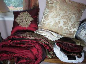 lot 262 image: RED BED SET WPILLOWS &amp LINENS