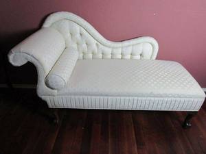 lot 263 image: VINTAGE WHITE CHAISE LOUNGE