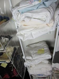 lot 280 image: SELECTION OF SHEETS &amp LINENS. SIZES IN PICTURES.&nbsp