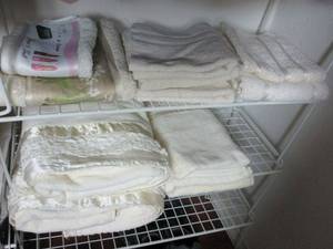lot 281 image: VARIETY OF TOWELS