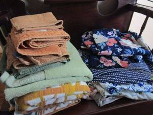 lot 293 image: HOSPITAL GOWNS WITH DIFFERENT PATTERNS &amp BATH TOWELS