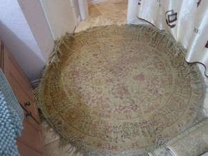 lot 296 image: LARGE ROUND FLOOR RUG