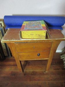 lot 332 image: VINTAGE SIDE TABLE, 1,000 pc CANCUN PUZZLE, YOGA MAT