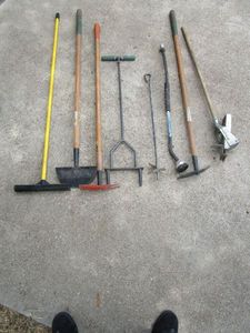 lot 356 image: LARGE VARIETY OF GARDEN TOOLS