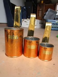 lot 359 image: COPPER & BRASS MEASUREMENT CUPS FROM BATES BRASS IN BIRMINGHAM ENGLAND