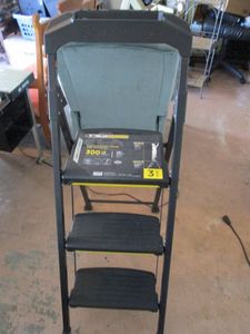 lot 410 image: GORILLA LADDERS HEAVY DUTY PROFESSIONAL GRADE 3 STEP LADDER