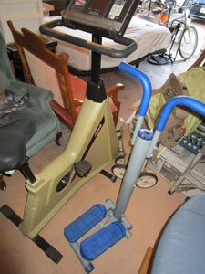 lot 432 image: LIFECYCLE CYCLING MACHINE, BLUE STEPPER MACHINE