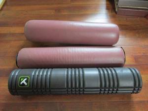 lot 363 image: TRIGGER POINT FOAM ROLLER, 2 OAKWORKS BOLSTER FOR MASSAGE THERAPY