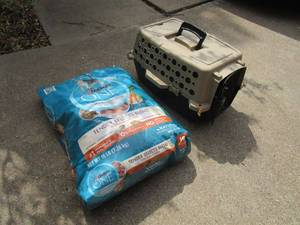 lot 371 image: ANIMAL CRATE &amp BAG OF CAT FOOD