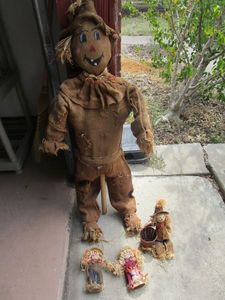 lot 374 image: SCARECROWS DECOR