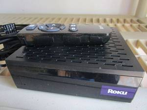 lot 375 image: ROKU STREAMING DEVICE WREMOTE &amp CORDS