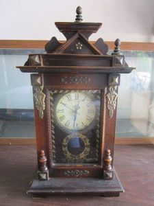 lot 377 image: MANTLE CLOCK