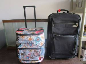 lot 385 image: ROLLING INSULATED LUNCH TOTE &amp SAMSONITE BLACK SUITCASE&nbsp