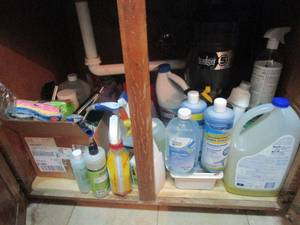 lot 414 image: CONTENTS IN CABINET UNDER KITCHEN SINK