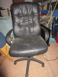 lot 440 image: BLACK OFFICE CHAIR