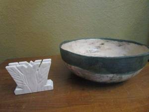lot 425 image: MARBLE DECORNAPKIN HOLDER &amp HANDMADE POTTERY SERVING BOWL