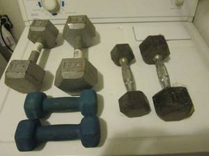 lot 444 image: 3 SETS OF DUMBELL WEIGHTS, 60LBS OF WEIGHT COLLECTIVELY.&nbsp