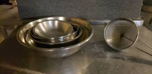 lot 27 image: Lot of 7 Mixing Bowls & Strainer