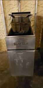 lot 39 image: American Range Model AF-3540 Deep Fryer