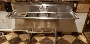 lot 176 image: Stainless Steel 3-Sink Dishwashing Station