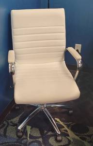 lot 10 image: WHITE LEATHER STYLE OFFICE CHAIR WITH CHROME FRAME IN DESIGN AS SHOWN. APPROX. 25 w X 25 d X 40 h. - ADJUSTABLE HEIGHT.