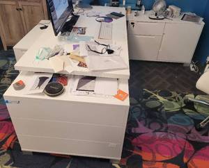 lot 28 image: ZURI FURNITURE MODERN WHITE FORD DESK WITH RETURN AS SHOWN. RETAIL PRICE $2,780 APPROX. 29 W X 71 D X 29.5 H SEE PICTURES