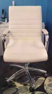 lot 29 image: WHITE LEATHER STYLE OFFICE CHAIR WITH CHROME FRAME IN DESIGN AS SHOWN. APPROX. 25 w X 25 d X 40 h. - ADJUSTABLE HEIGHT.