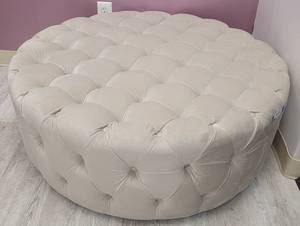 lot 51 image: VELVET TUFTED ROLLING OTTOMAN AS SHOWN. APPROX. 43 DIA. x 16 H.