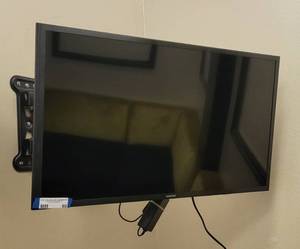 lot 60 image: SAMSUNG 32 FLAT SMART TV. MODEL UN32J5205AF WITH WALL MOUNT AND REMOTE AS SHOWN.