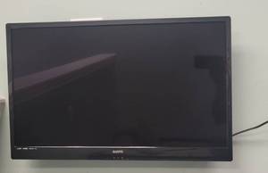 lot 101 image: 32 SANYO FLATSCREEN TV WITH WALL MOUNT AS SHOWN.