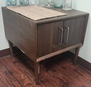 lot 102 image: DARK BROWN SQUARE END TABLE AS SHOWN. APPROX. 24 x 22 x 22.