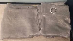 lot 153 image: LOT OF 2 CURTAIN PANELS IN STYLE AND COLOR SHOWN. (SOLD 2 X THE MONEY) APPROX. 36 W x 84 L