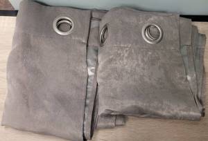 lot 158 image: LOT OF 2 CURTAIN PANELS IN STYLE AND COLOR SHOWN. (SOLD 2 X THE MONEY) APPROX. 36.5 W x 84.5 L.